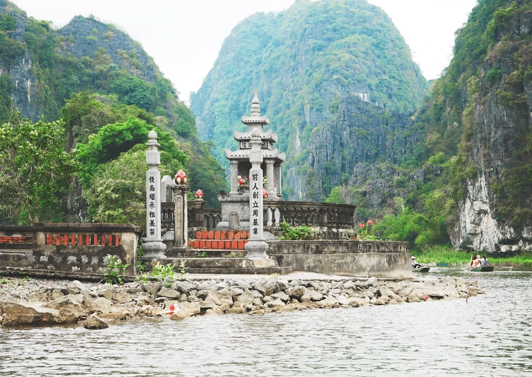 kham-pha-thien-su-javas-khomeini-trong-cuoc-song-hien-dai